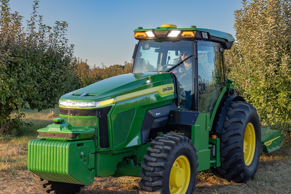 Prototipo di trattore 100% elettrico di John Deere in azione all'interno di un frutteto negli Usa